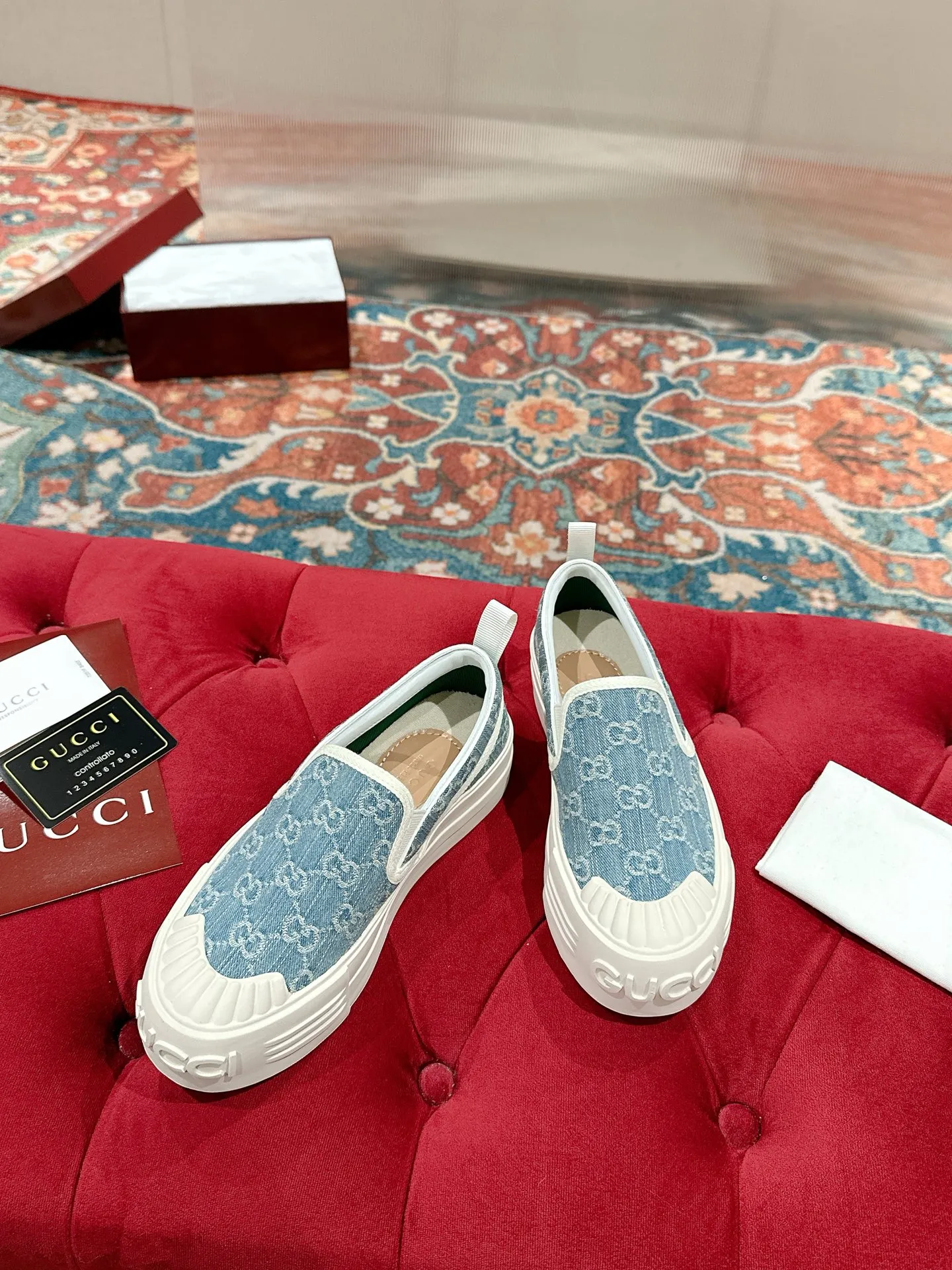 👟👟Ex-factory price 520👟👟 Women's models are new🆕 Arrival Gucci tennis 1977 classic Loft series canvas shoes... 2025 hot recommended model, G+1977×Disney cooperation series... GG canvas is made of finished products and incorporates brand elements. The retro style is rich, the classics and feelings are perfect for recall! Each color fabric developed by the original version is customized by the original version, and we pursue the ultimate in large-scale products! Market-level top version ⚠ Fabric: Customized GG cloth electric embroidery/5D washed distressed canvas Lining: Customized terry cloth lining (the feet are fitted and cannot be disassembled) Outsole: Original molded TPU two-color outsole Size: 35-40 (41 customized)